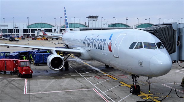 'Kötü koktukları' gerekçesiyle uçaktan indirilen Yahudi aile, American Airlines'a dava açtı