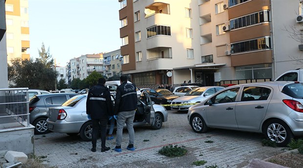 İzmir'de bir erkek, eski sevgilisini sokak ortasında kurşunladı