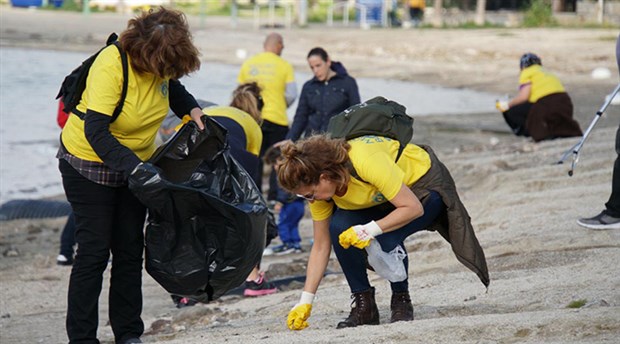 Gönüllüler Gümbet Koyu'nda 500 kilo çöp topladı