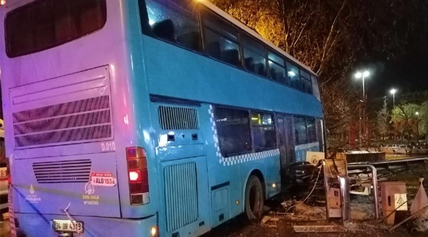 Kartal'da halk otobüsü durağa daldı: 5 yaralı