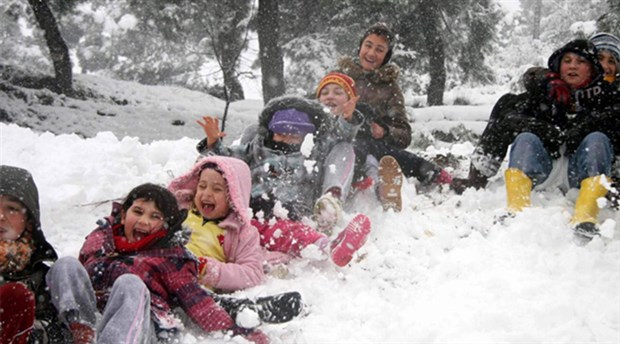 Yoğun kar yağışı nedeniyle bazı il ve ilçelerde okullar tatil edildi