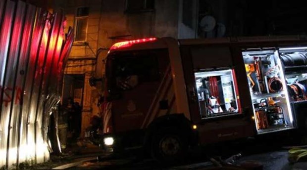 Beyoğlu'nda yangına müdahale eden itfaiye aracı 3 kişiye çarptı