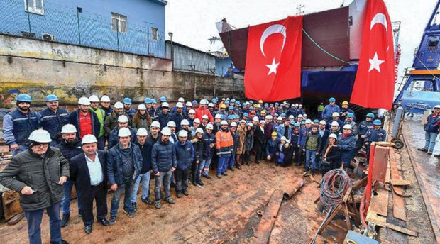İzmir’in yeni arabalı feribotu suya indirildi