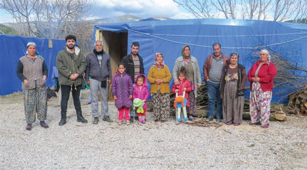 İzmirli Roman yurttaşlar Belevi'de çadırda: Gariban insanlarız, ekmek nerede biz oradayız