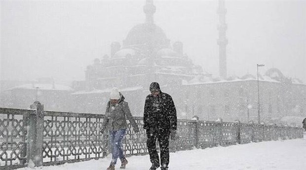 İstanbul'da kar yağışı başladı: Valilik uyardı