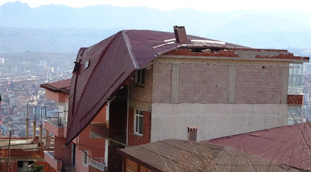 Ordu'da fırtına çatıları uçurdu: 12 ilçede okullar tatil edildi