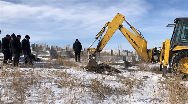 Kars'ta toprak dondu, iş makinesi ile mezar kazıldı