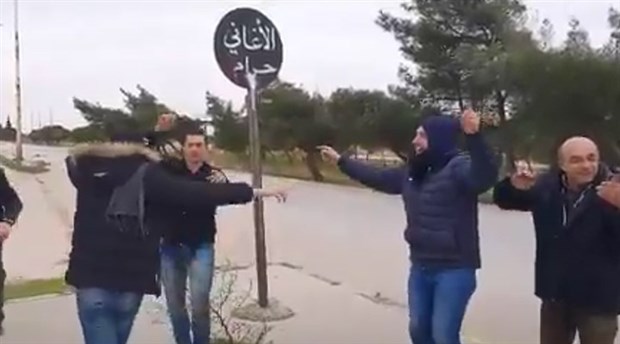 Suriyeliler, 'Şarkılar Haramdır' tabelasının altında şarkı çalıp oynadı