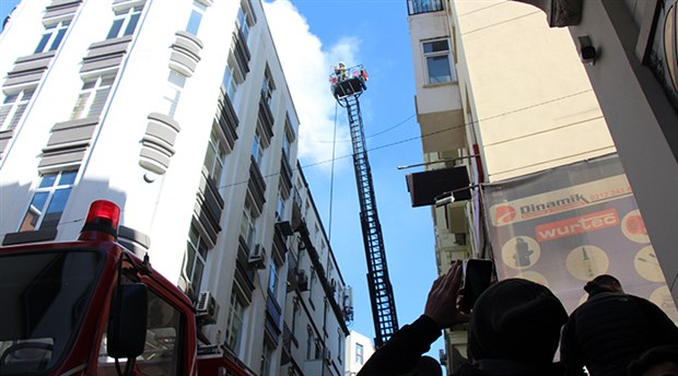 Beyoğlu'nda iş hanının çatısında yangın