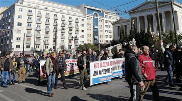 Yunanistan'da 24 saatlik grev hayatı durdurdu
