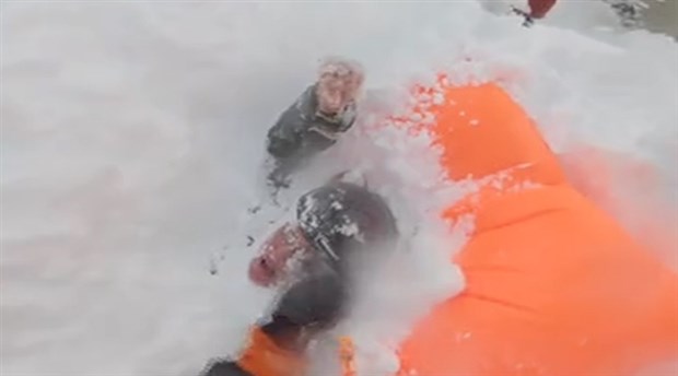 Çığ altında kalan kayakçıların kurtarılma anı kamerada