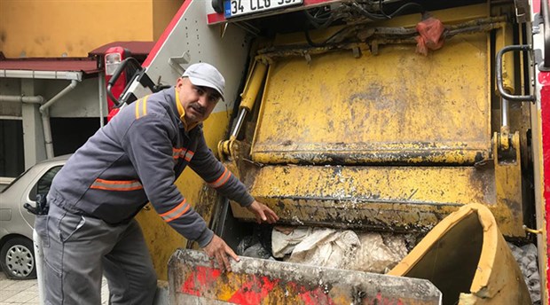 Şişli'de çöp kamyonuna atılan çöplerin içinden bebek çıktı