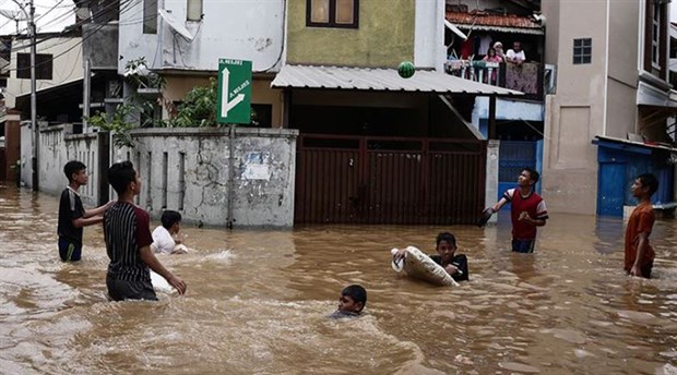 Endonezya'da sel felaketi: 6 öğrenci öldü, 5 öğrenci kayboldu