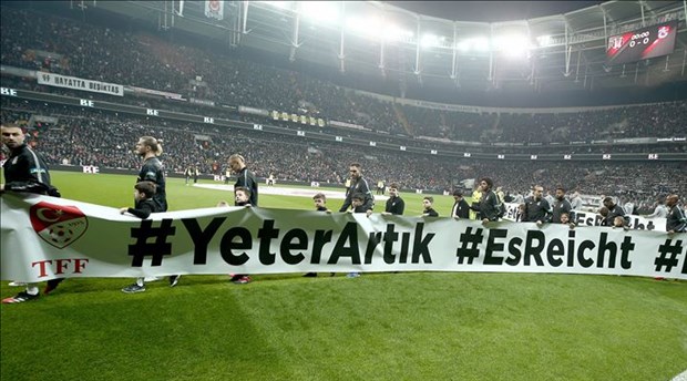 Beşiktaş-Trabzonspor karşılaşmasında oyuncular sahaya ırkçılık karşıtı pankartla çıktı