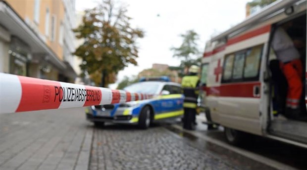 Almanya'da bir araç karnavala daldı: Çok sayıda yaralı var