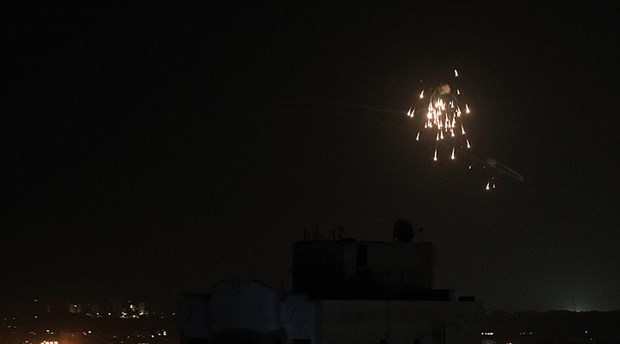 İsrail'den Gazze'nin farklı noktalarına hava saldırısı: 4 yaralı