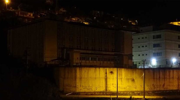 Mersin'de istinat duvarı yurt binasına devrildi