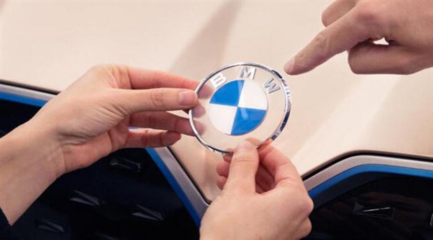 BMW logosunu değiştirdi
