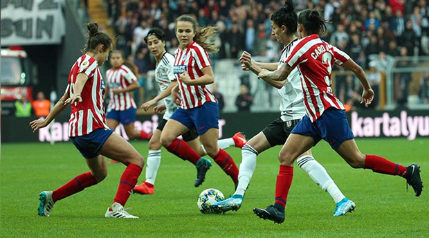 Beşiktaş ve Atletico Madrid'in kadın futbol takımları karşı karşıya geldi