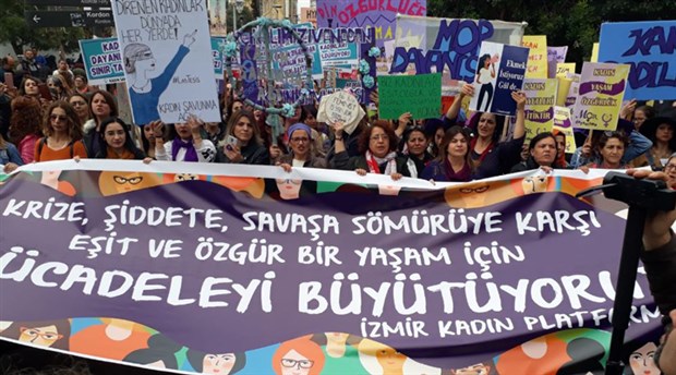 İzmir’de 8 Mart coşku ile kutlandı: Alanlar bizimdir, vazgeçmeyeceğiz!