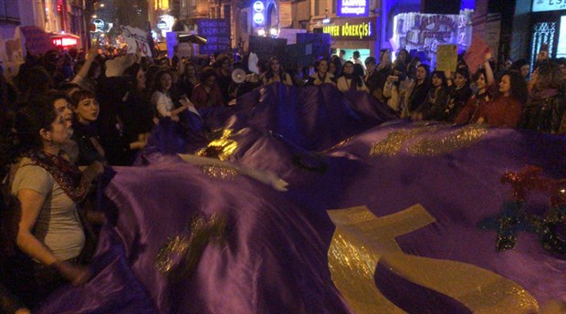Kadınlar Taksim'de ablukaya karşı yürüdü, polis müdahale etti: 34 gözaltı