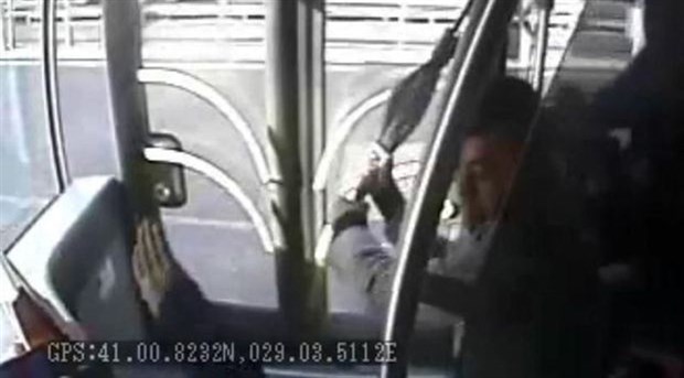 Şemsiye ile metrobüs şoförüne saldıran kişinin cezası belli oldu