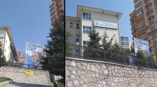 Okula AKP pankartı astılar