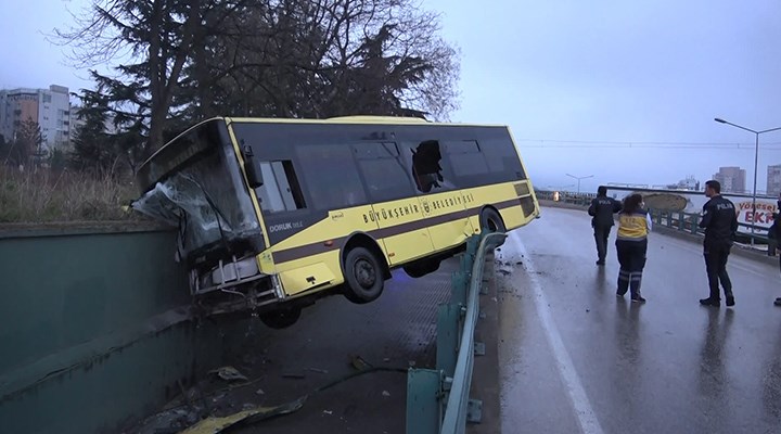 Bursa'da belediye otobüsü yoldan çıktı, köprüde asılı kaldı