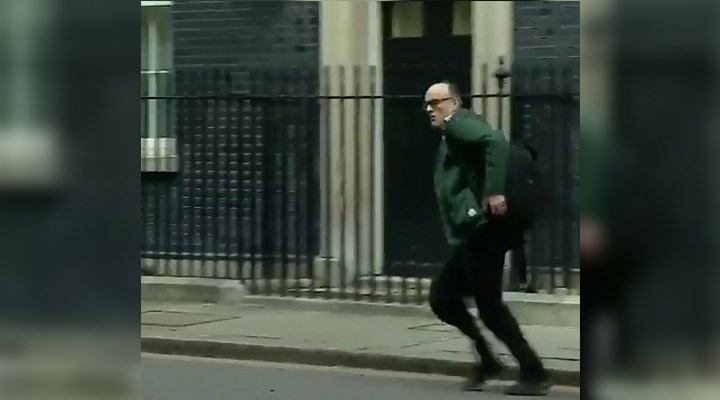 Boris Johnson'dan koşarak uzaklaşan başdanışmanı Cummings de karantinada