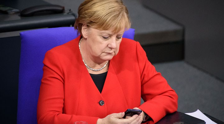 İtfaiye personeli, 'başbakan beni aramaz' deyip telefonu Merkel'in yüzüne kapattı