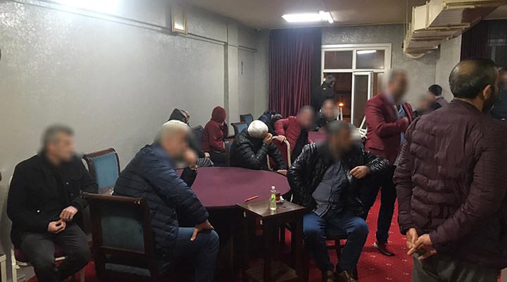 Esenyurt'ta kahvehanede 26 kişi okey oynarken yakalandı