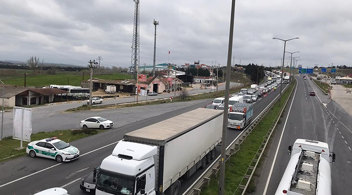 İstanbul giriş ve çıkışlarında kilometrelerce araç kuyruğu