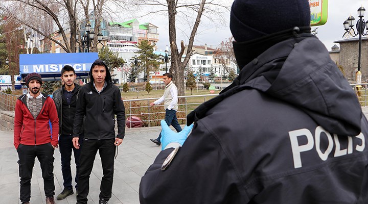 Erzurum'da polisler, 3 kişi yan yana yürüyenleri uyarıyor