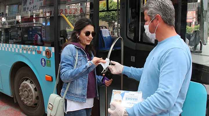 Antalya'da toplu taşımayı kullananlara ücretsiz maske dağıtılıyor