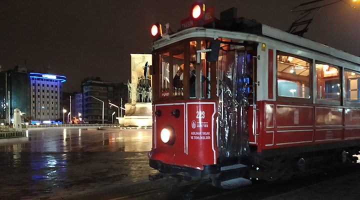 Beyoğlu'ndaki nostaljik tramvay, son seferini yaptı