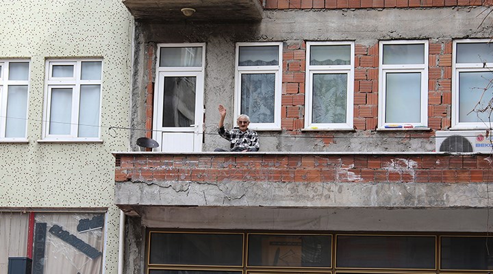 Karantina altındaki Borçka'da halk, balkon ve pencerelerde