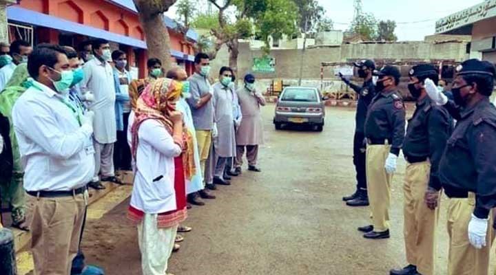 Pakistan'da koruyucu malzeme eksikliğini protesto eden sağlık çalışanlarına gözaltı