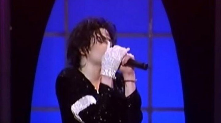 Michael Jackson’ın meşhur eldiveni 104 bin dolara satıldı