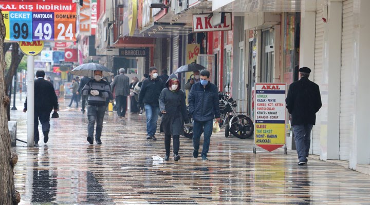 Ne yağmur engel oldu ne de virüs: Maraş'ta halk sokakta