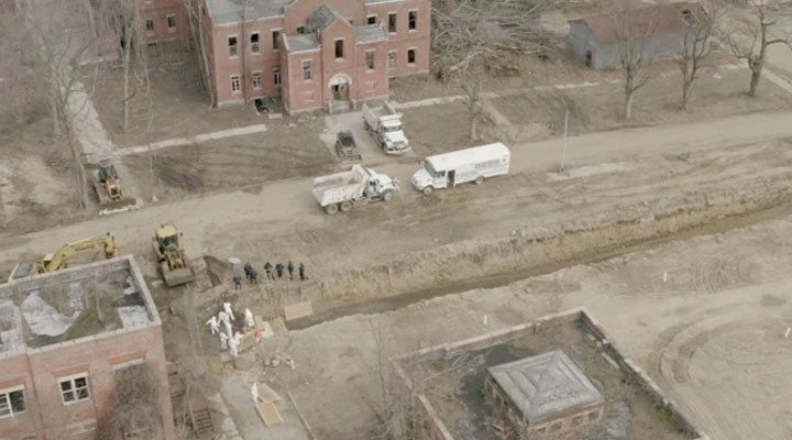 New York'ta mahkumlar toplu mezar kazıyor