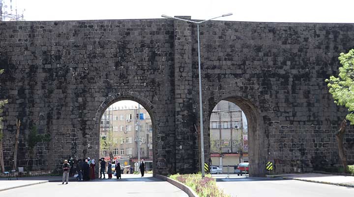 Diyarbakır'ın Sur ilçesine araç girişine kısıtlama getirildi