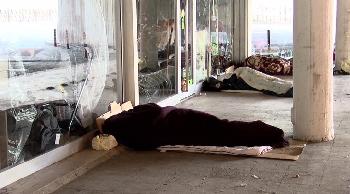 Fatih’te evsizler alt geçitte yatıyor: "Burası bakım evlerinden daha güvenli"