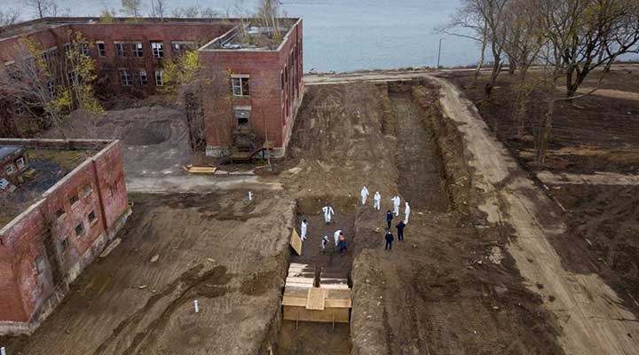 New York'ta Covid-19'dan ölenler için 'toplu mezar adası'na gömülüyor