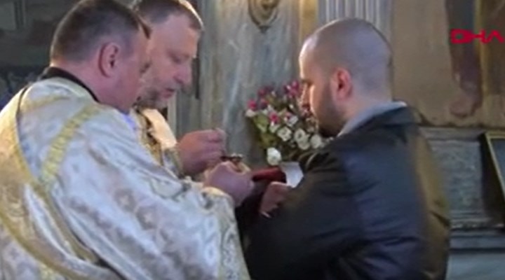 Bulgaristan'da ‘sosyal mesafe’siz ayin: Yüzlerce kişi aynı kaşıktan 'kutsanmış' su içti