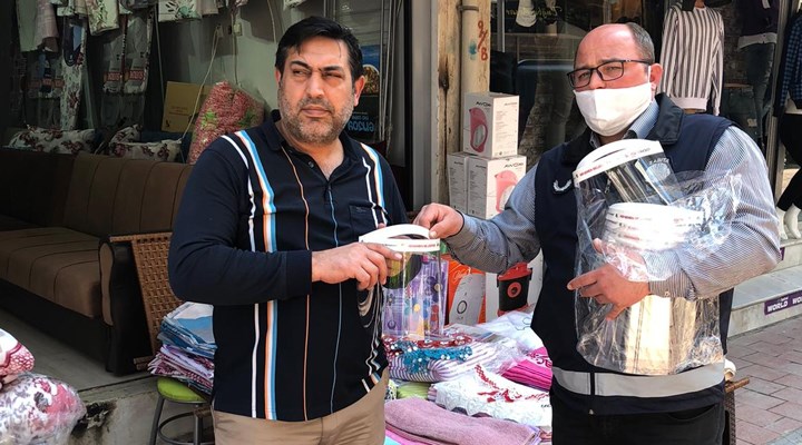 Menemen Belediyesi koronavirüse karşı maske ve siperlik dağıttı
