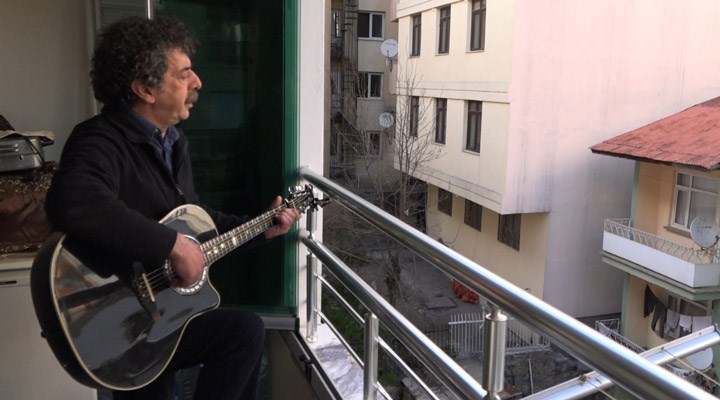 Metin Kahraman'dan karantinada balkondan müzik ziyafeti