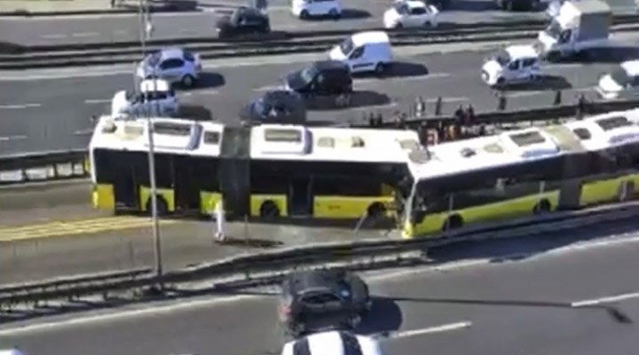 Avcılar'da iki metrobüs çarpıştı: 4 yaralı