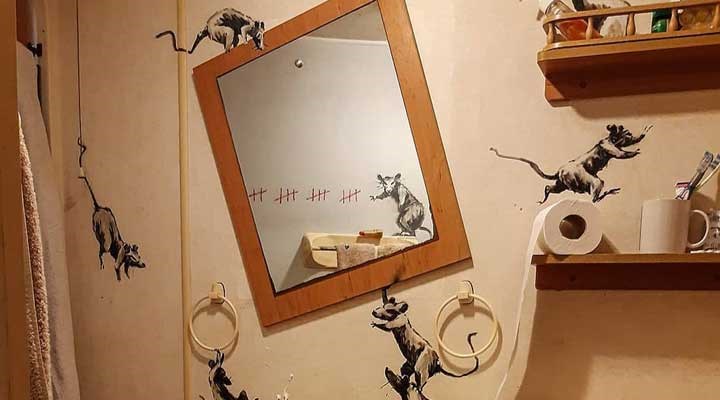 Sokak sanatçısı Banksy karantinada: Yeni eserini tuvaletin duvarlarına yaptı