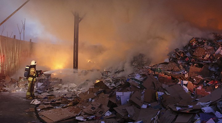 İstanbul'da geri dönüşüm merkezinde yangın