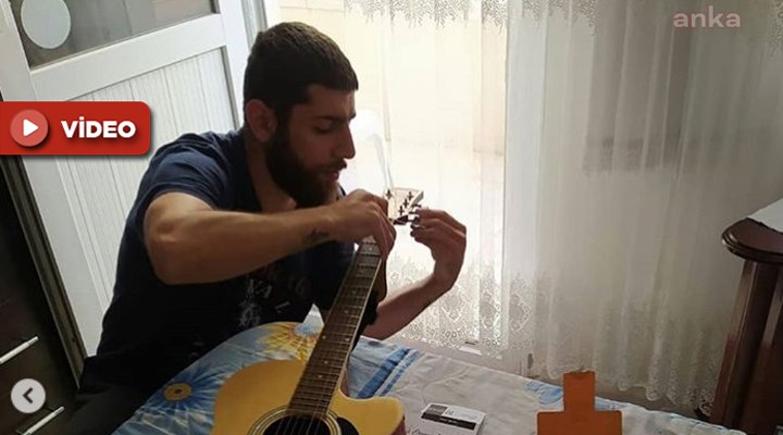 Balkon konserinde gitarının teli kopan müzisyenin yardımına belediye yetişti